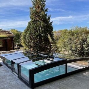Schwimmbadabdeckung aus Glas und schwarzem Metall