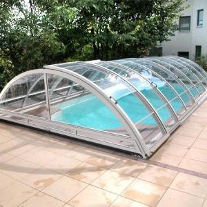 Schwimmbadabdeckung in Kuppelform aus Glas und Metall