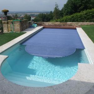 Blaue, aufliegende Schwimmbadabdeckung