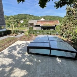 Schwimmbadabdeckung aus Glas und schwarzem Metall