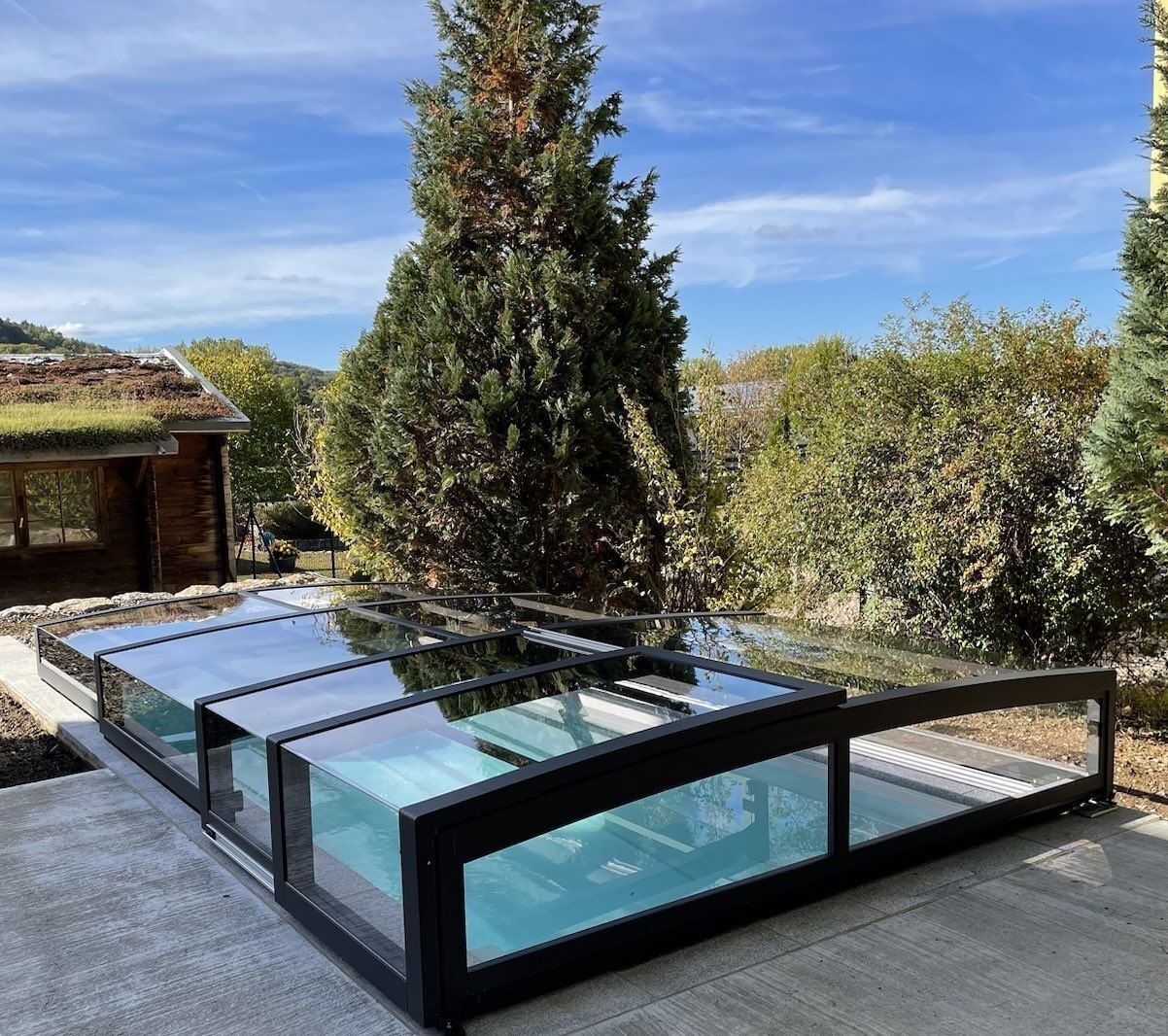 Pool-Überdachung aus Glas und Holz